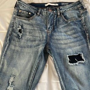 Skinny jeans with patch holes